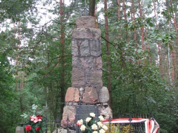 'Gloria Victis'. Kamienny pomnik na Uroczysku Stroynowskiego, 