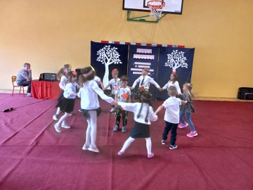 Sad tradycyjny przy SP Niesułków (gm. Stryków), 