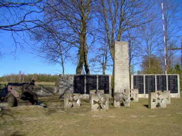 Pomnik ku czci poległym w walkach we wrześniu 1939 r. na cmentarzu w Strońsku